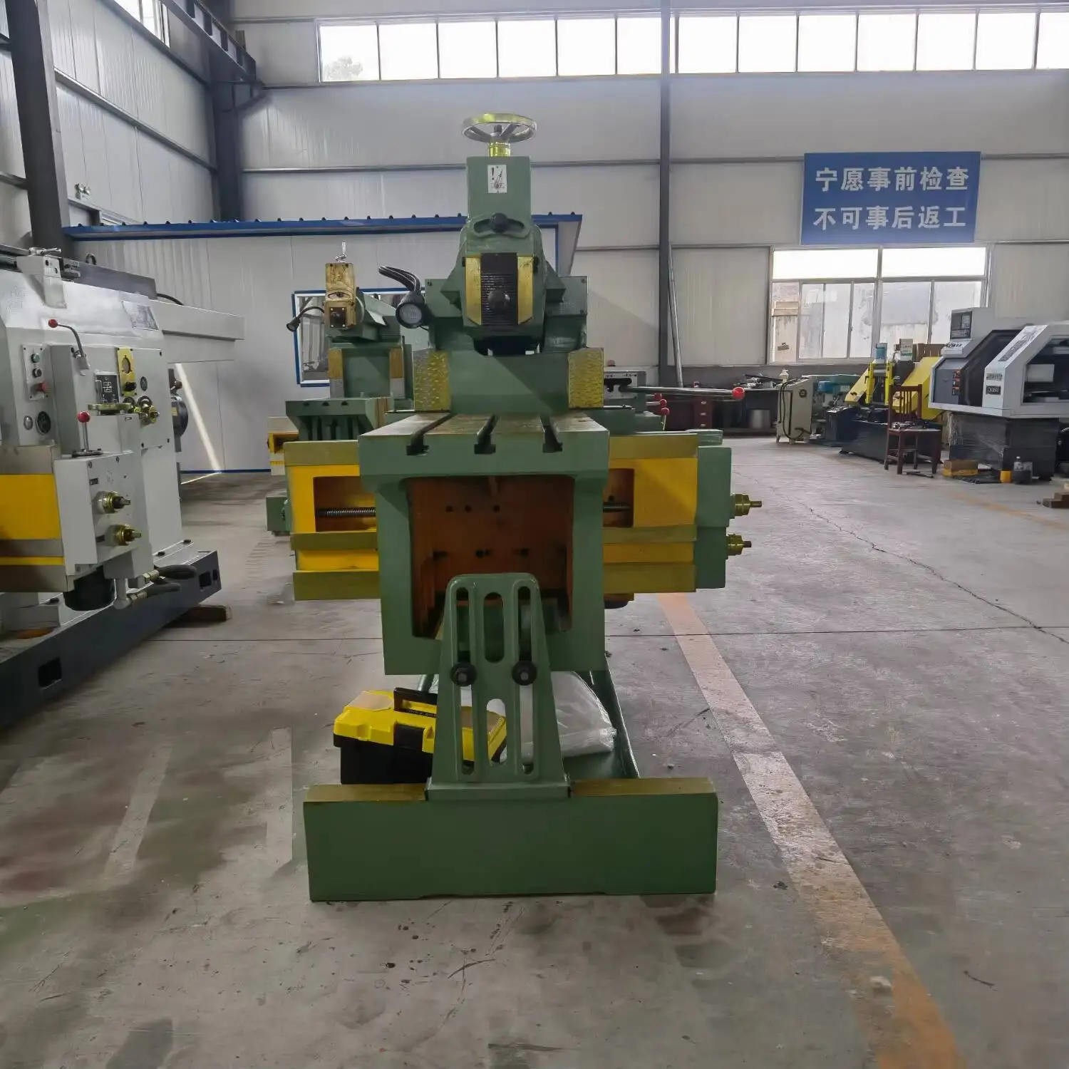 مشكل هيدروليكي أوتوماتيكي بالكامل عالي الجودة Hine Bc60100 مسوي تشكيل معدني أفقي جديد وتشقيط هاينز