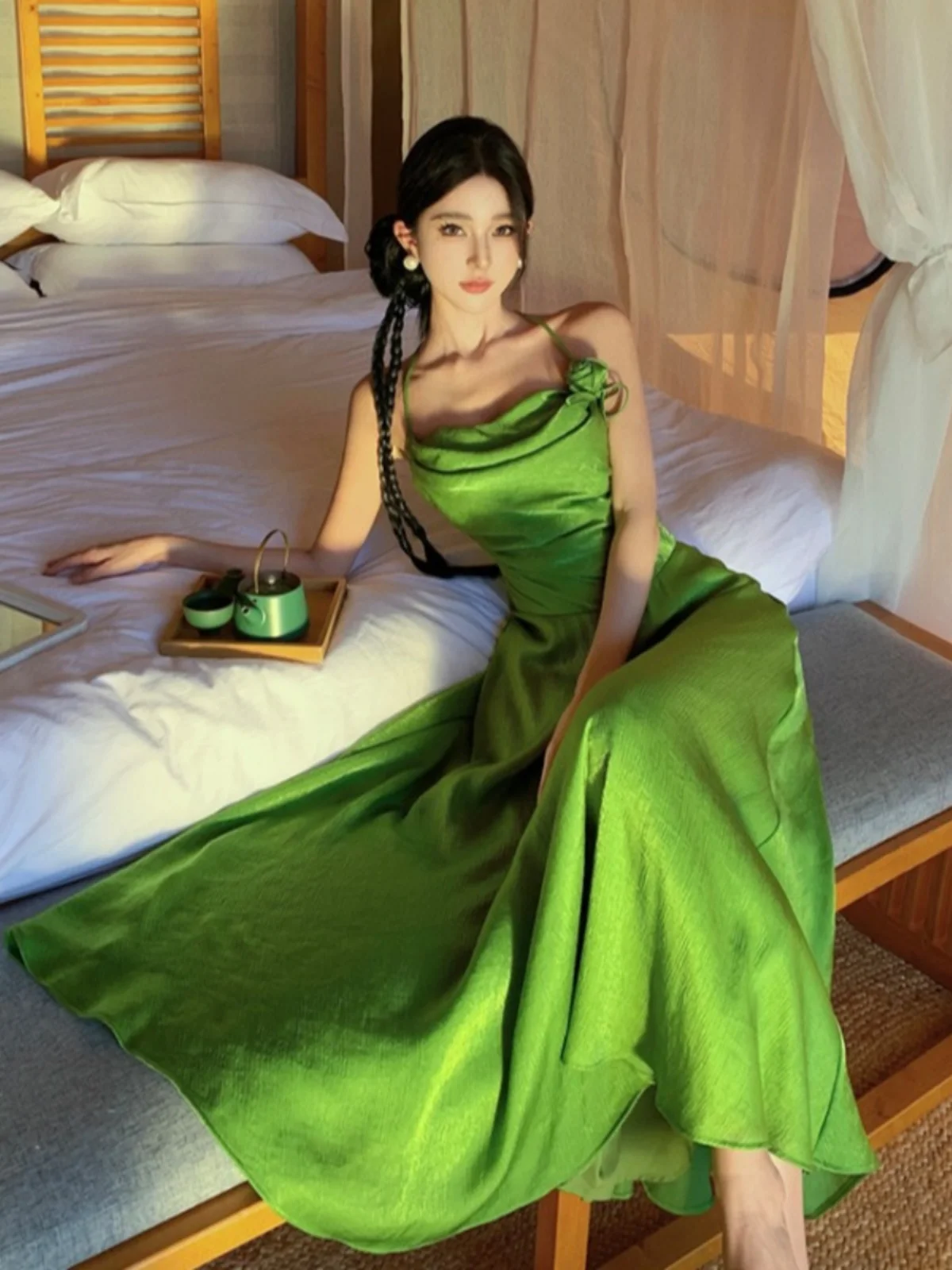 Abito Lungo in Raso Drappeggiato Stile A-Line con Spalline Sottili, Vita Alta in Chiffon, Design Elegante per l'Estate