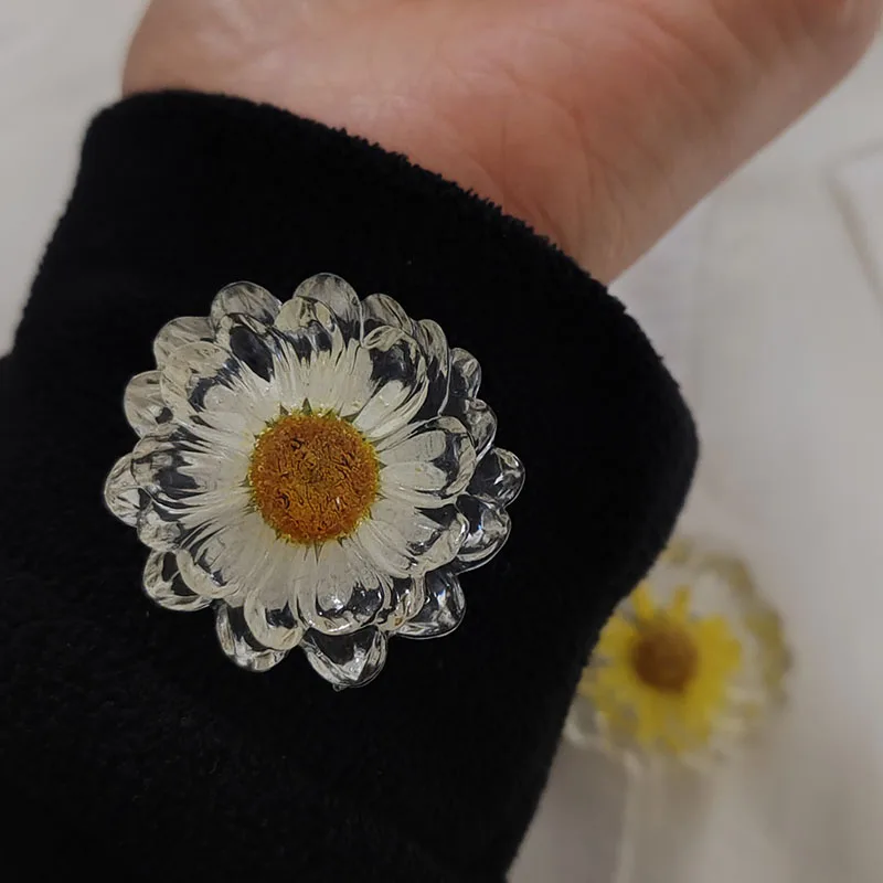 

2PCS Fashion Good Sweetly Style Daisy Resin Button Covers for DIY Clothing Decorative Button Shirt Sleeve Button Decoration
