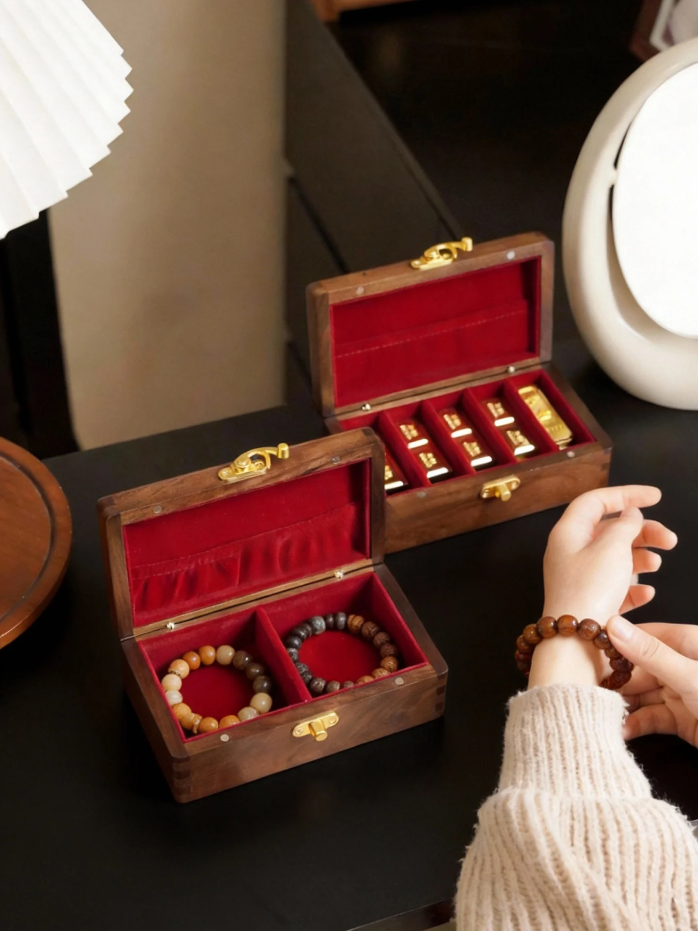 

Large Capaci Wooden Jewelry Box for Bead Bracelet Storage Handmade Portable Design with Lo Anti-Oxidation Velvet Interior