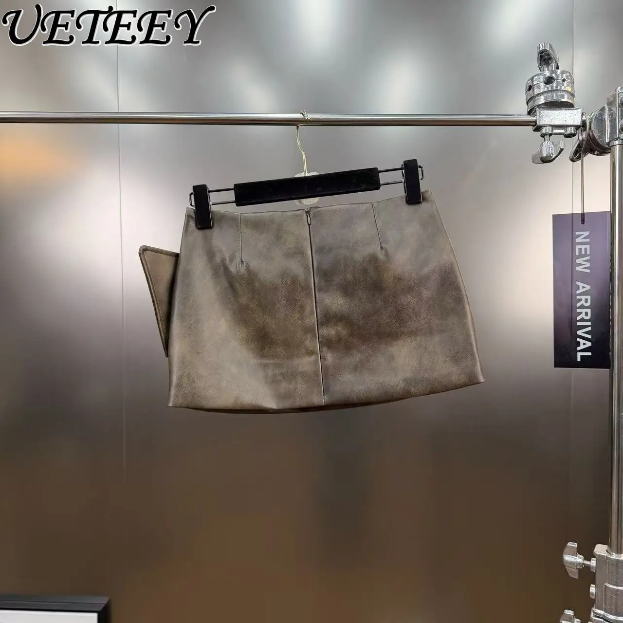 Mini spódniczka z ekoskóry z metalową klamrą, ozdobiona nitami, seksowna, krótka, na wiosnę 2026, z niskim stanem, w stylu hot girl, typu one-step.