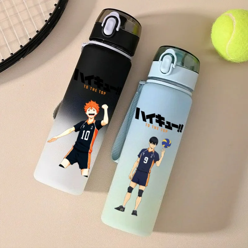 

Спортивная бутылка для воды с градиентным дизайном в стиле аниме Haikyuu, 550 мл, для детей, портативная, с откидной крышкой, для улицы, подарок для мальчиков и девочек