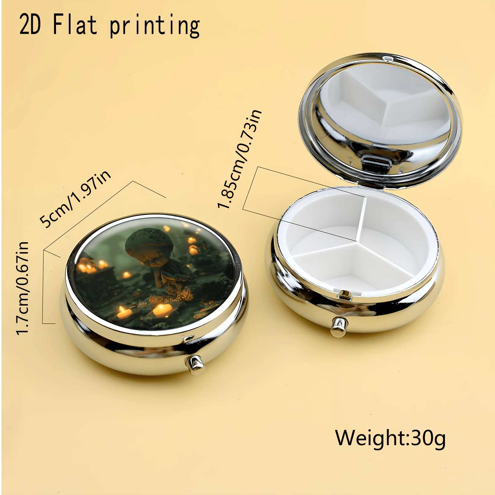 1Pc Round Pill Box with Candlelight Glow, Vintage Voodoo Doll, Dark Candlelight Setting, Spooky and Serene Dark Doll Atmosphere, Flat Printing Pill Box, Mini Metal Jewelry Box, Three-Compartment Portable Dispenser Box, Mini Portable, Suitable for Daily Use as a Souvenir, Exquisite Gift, Metal Material, Durable Plastic