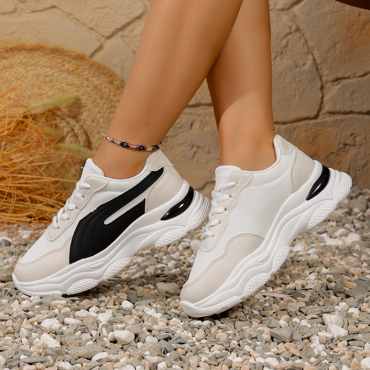 Chaussures de papa à semelles épaisses augmentant la hauteur, chaussures de sport décontractées polyvalentes pour femmes, sens du design de niche, chaussures blanches, nouvelle collection 2025