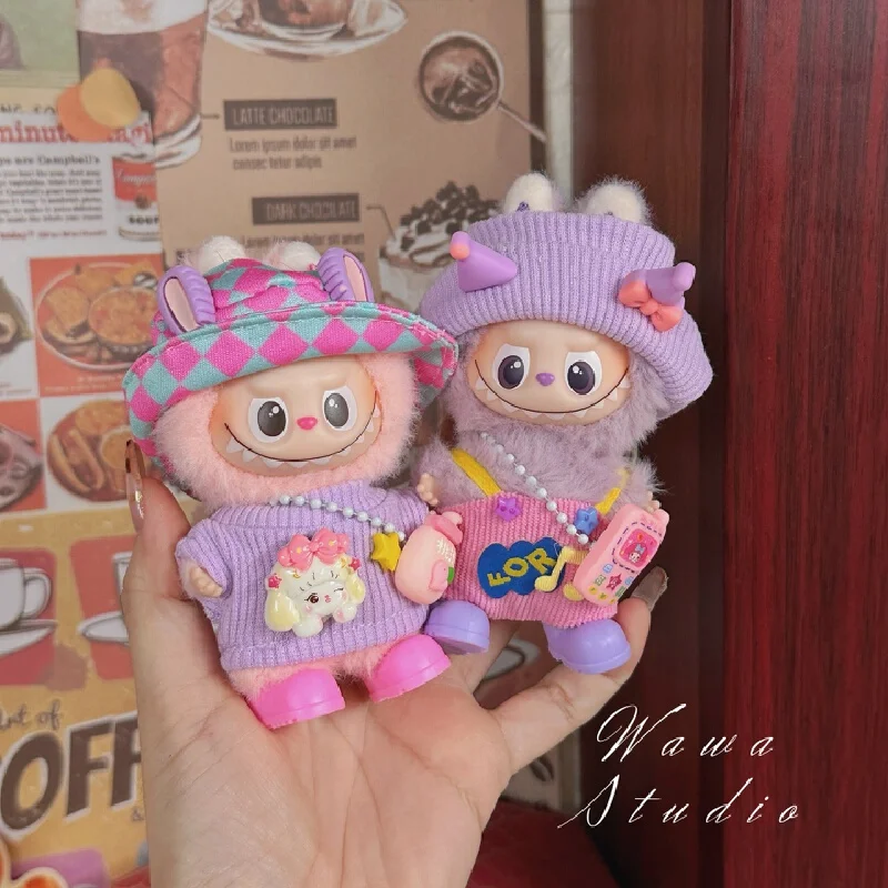 

Новая популярная плюшевая игрушка Labubu Baby Doll четвертого поколения с меховой одеждой Labubu, подвеской и скрытым кодом, одежда для кукол.