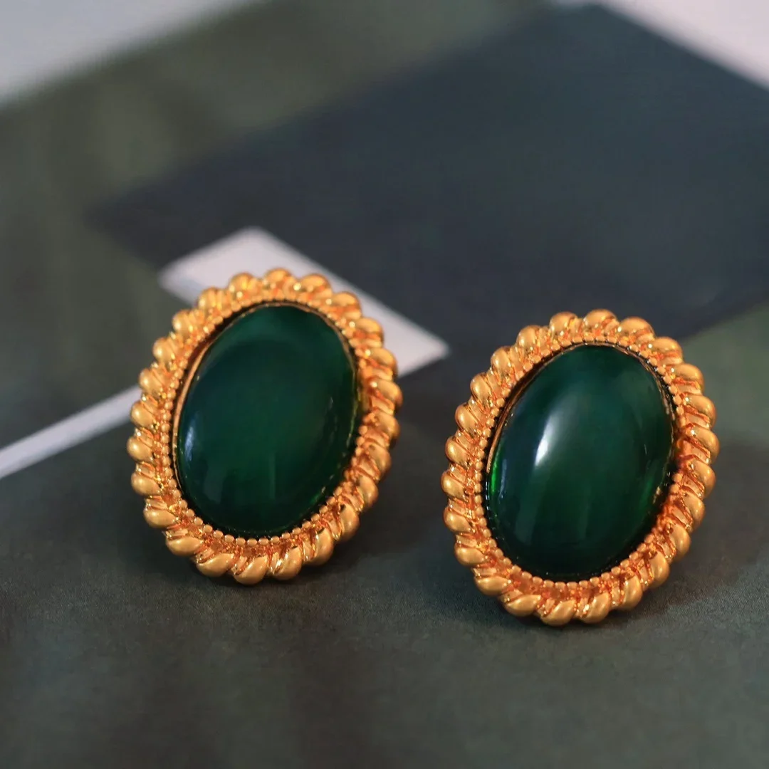 

European and American retro style emerald earrings