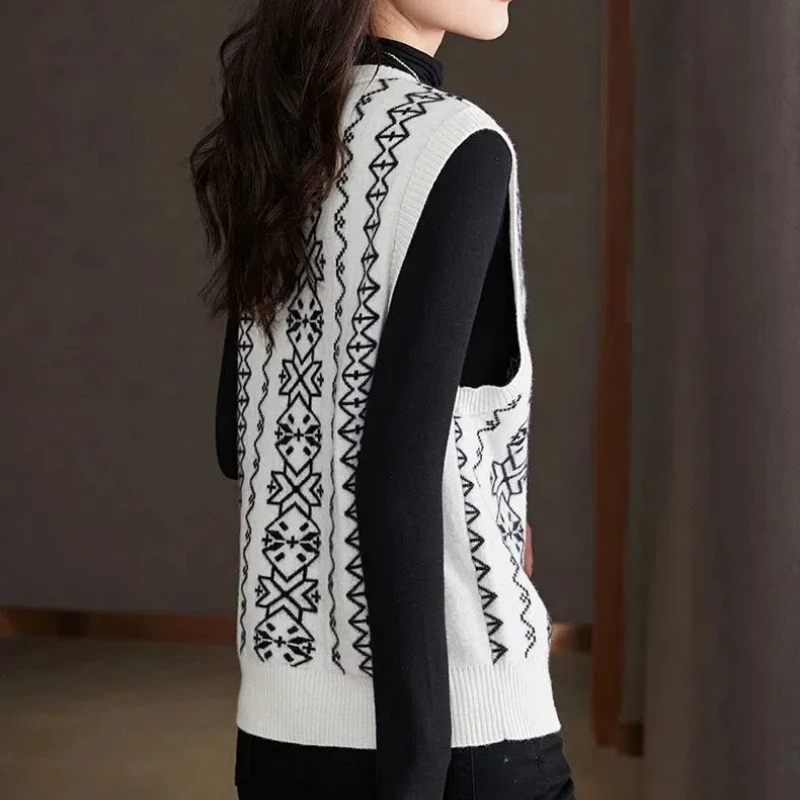 2024 Knitted Vest Women\'s Clothing Fashion All-match Senior Button Printed Spring and Autumn New Arrivals Outside Join Cardigan