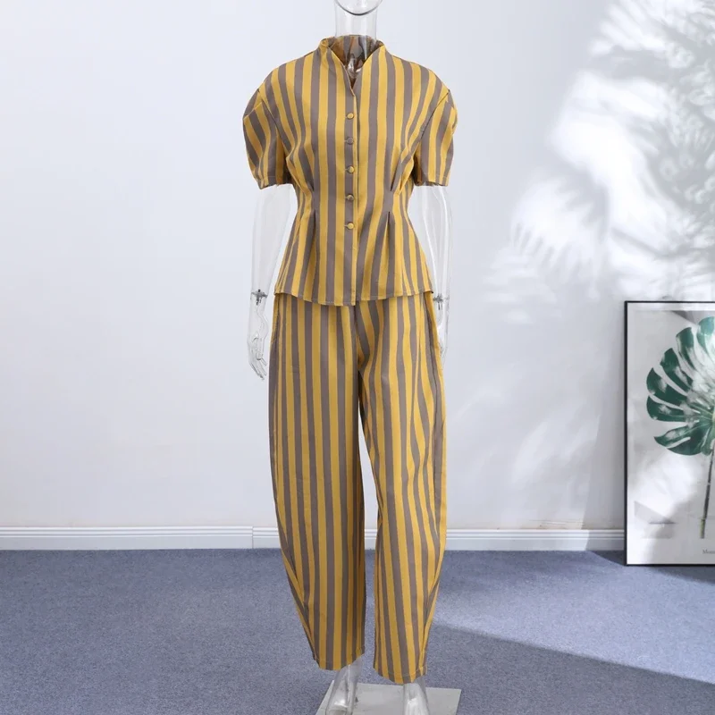 Lässiger gestreifter Hosenanzug für Damen: Locker sitzende Jacke mit V-Ausschnitt und langen Ärmeln, hochtaillierte gerade Hose – Sommer-Set 2026 für Damen – Detail 15