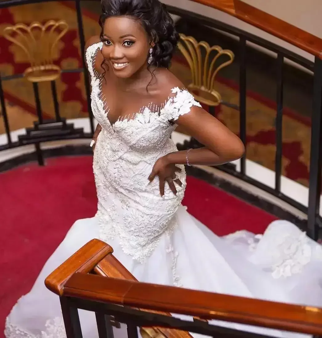 تخصيص العربية الفاخرة الدانتيل حورية البحر فساتين الزفاف قبالة الكتف مطرز الدانتيل متابعة شير الرقبة بالإضافة إلى حجم ثوب الزفاف