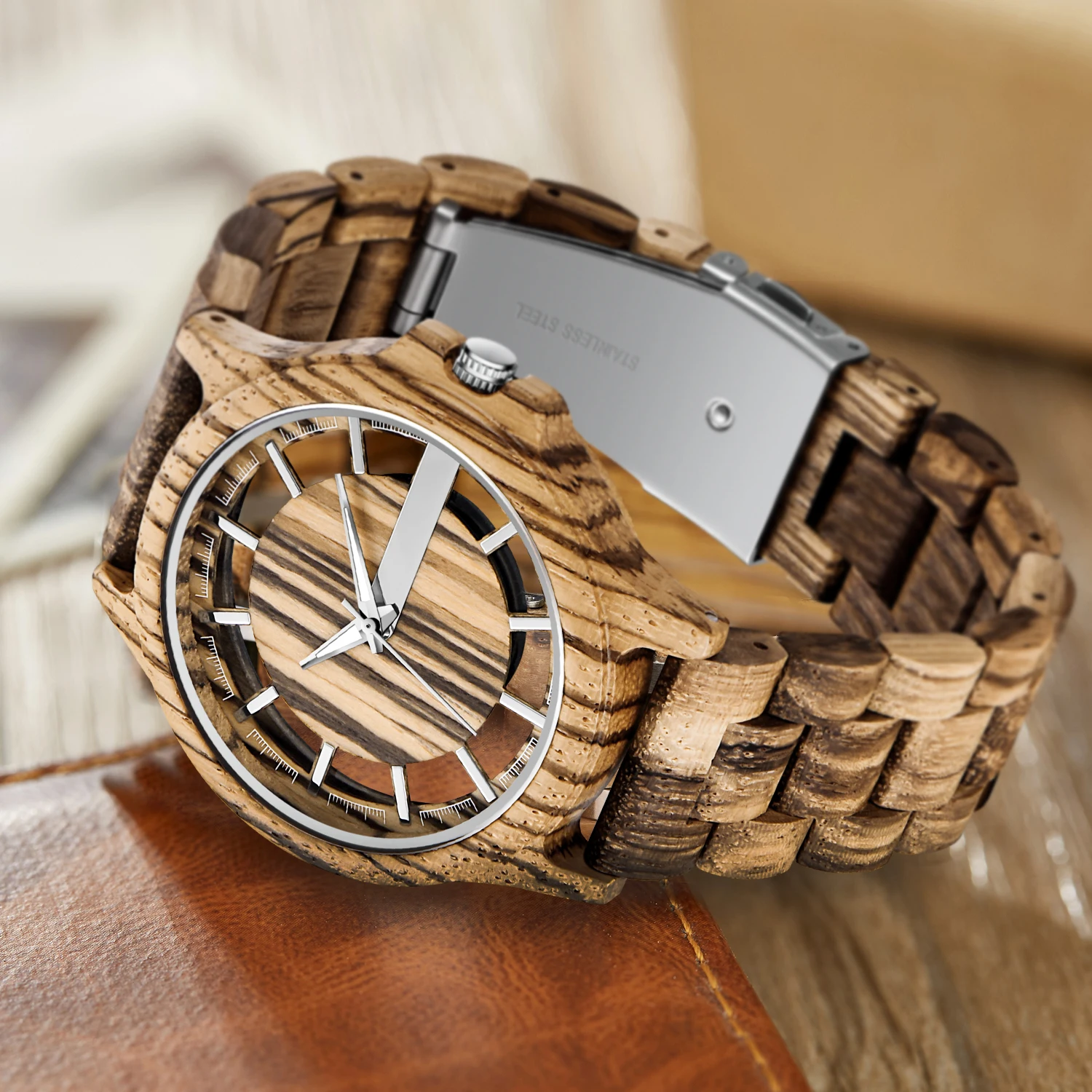 Brown Hollow Unique Men's and Women's Wood Quartz Watch Fashion Business Street Fashion Accessories Wood Clock