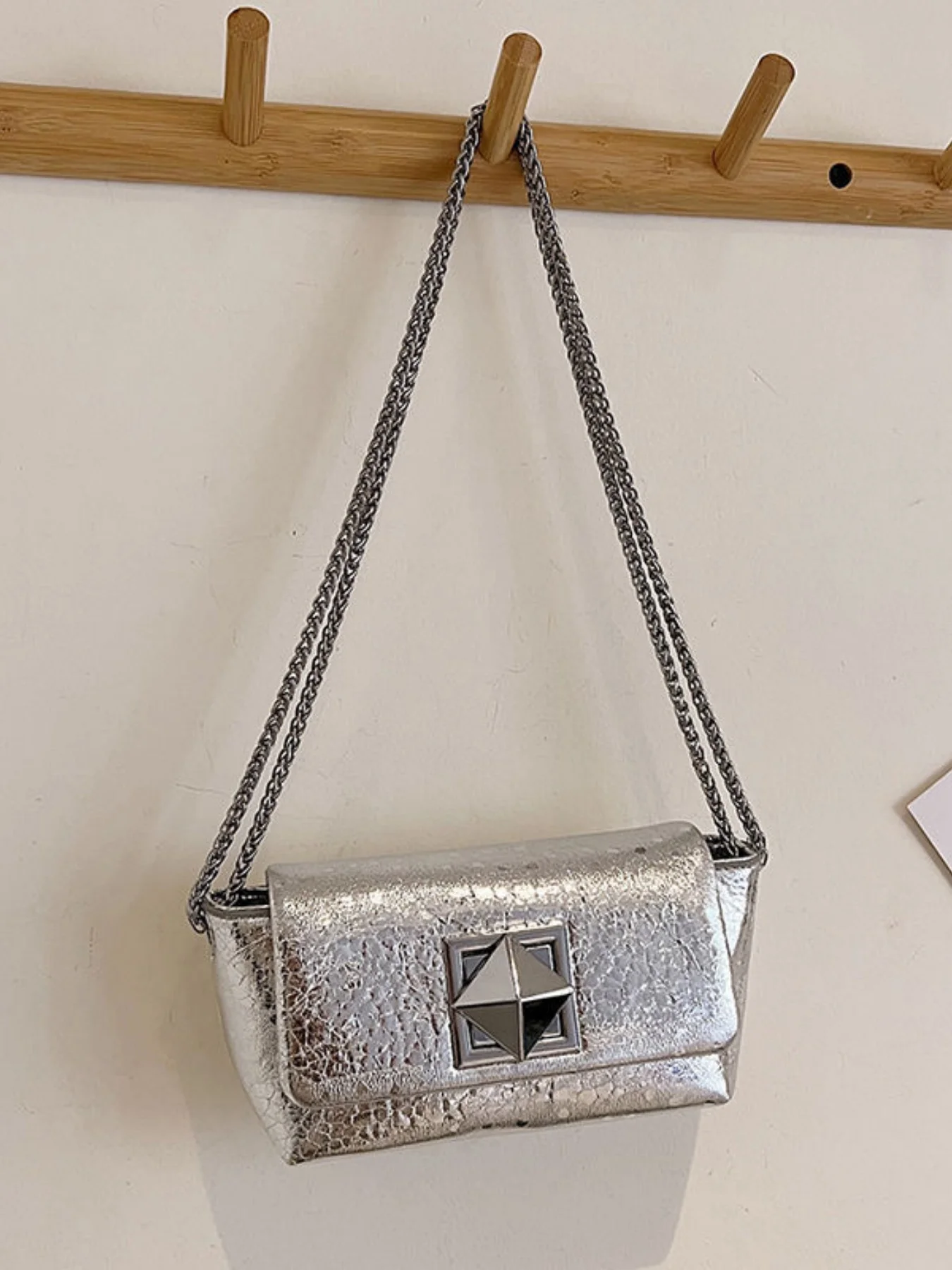 

Высококачественная серебряная новая модная сумка через плечо с цепочкой, в сочетании с высококачественной фурнитурой и пряжкой, очень хороша.