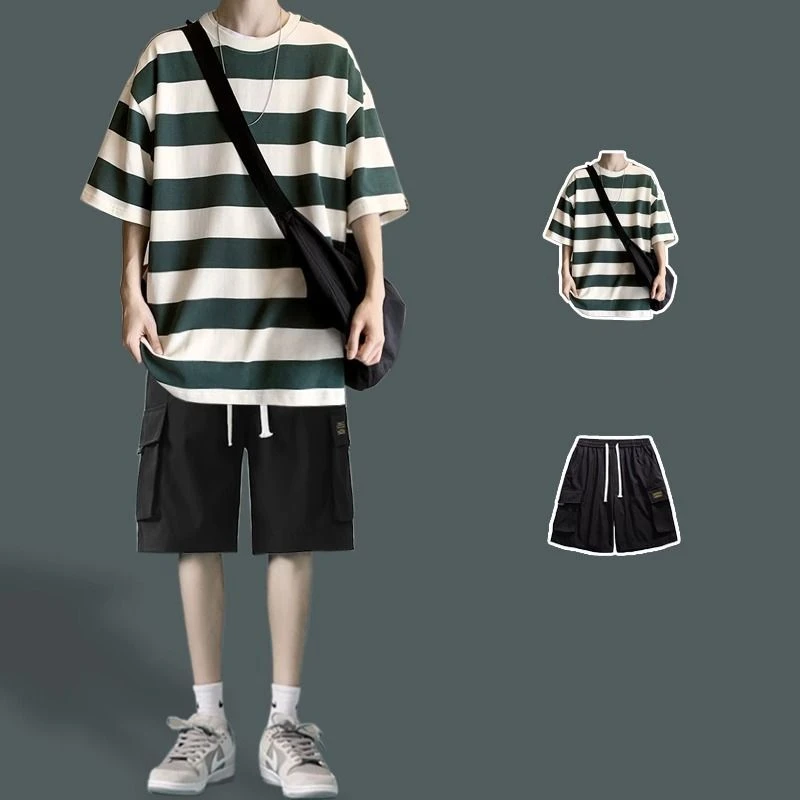 T-shirt listrada com decote em O masculina com bolsos, shorts soltos de cor sólida, terno casual versátil, trabalho, moda em retalhos, verão, nova, 2022