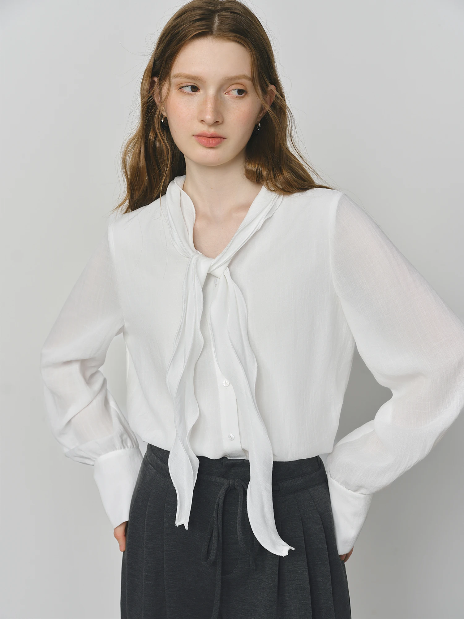  FSLE الخريف بلوزة أنيقة 2025 غير المتماثلة انتفض قميص الخامس الرقبة الكورية نمط شيك تصميم مكتب سيدة قميص نسائي غير رسمي #4