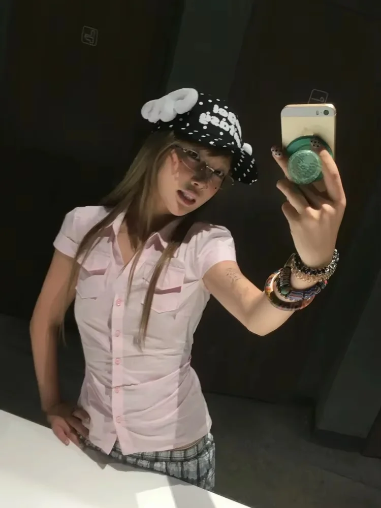Damen Y2K Rosa Figurbetontes Kurzarmhemd mit Reverskragen, geraffter Taille, Taschendekor, schmaler Schnitt, süße Preppy-Bluse – Detail 6