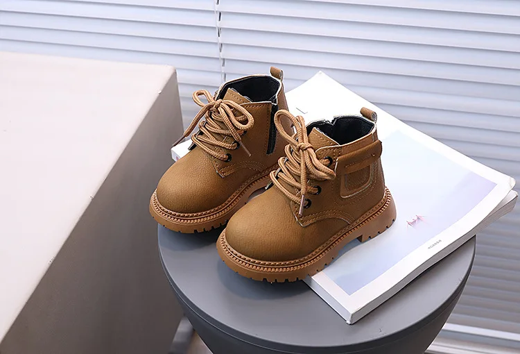 2026 Herbst Neue Kinder-Lederstiefel für Jungen Einfarbig Vielseitig Atmungsaktiv Schlichte Kinder-Kurzstiefel für Mädchen Lässig Einfach – Detail 15
