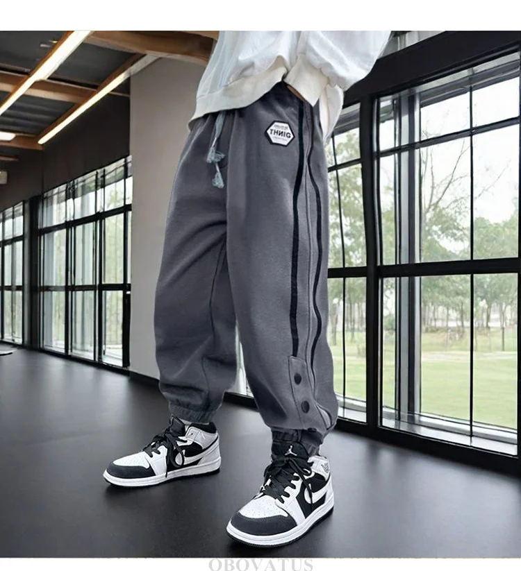 Neue Frühlings-Sport-Hosen für Jungen mit Seitenstreifen, gerade geschnittene Jogginghosen für Teenager zum Ausgehen. – Detail 4