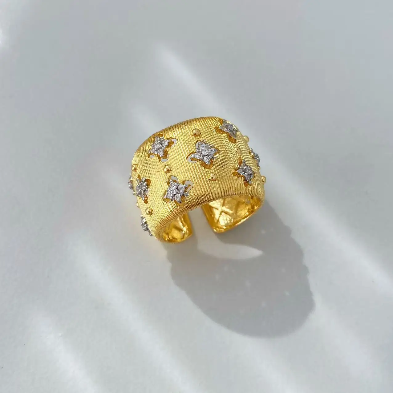 Europäischer und Amerikanischer Luxus-Stil 18K Gold Texturiertes Diamant-Besetztes Blumen-Set mit Gebürsteten Armreifen und Ringen – Detail 8