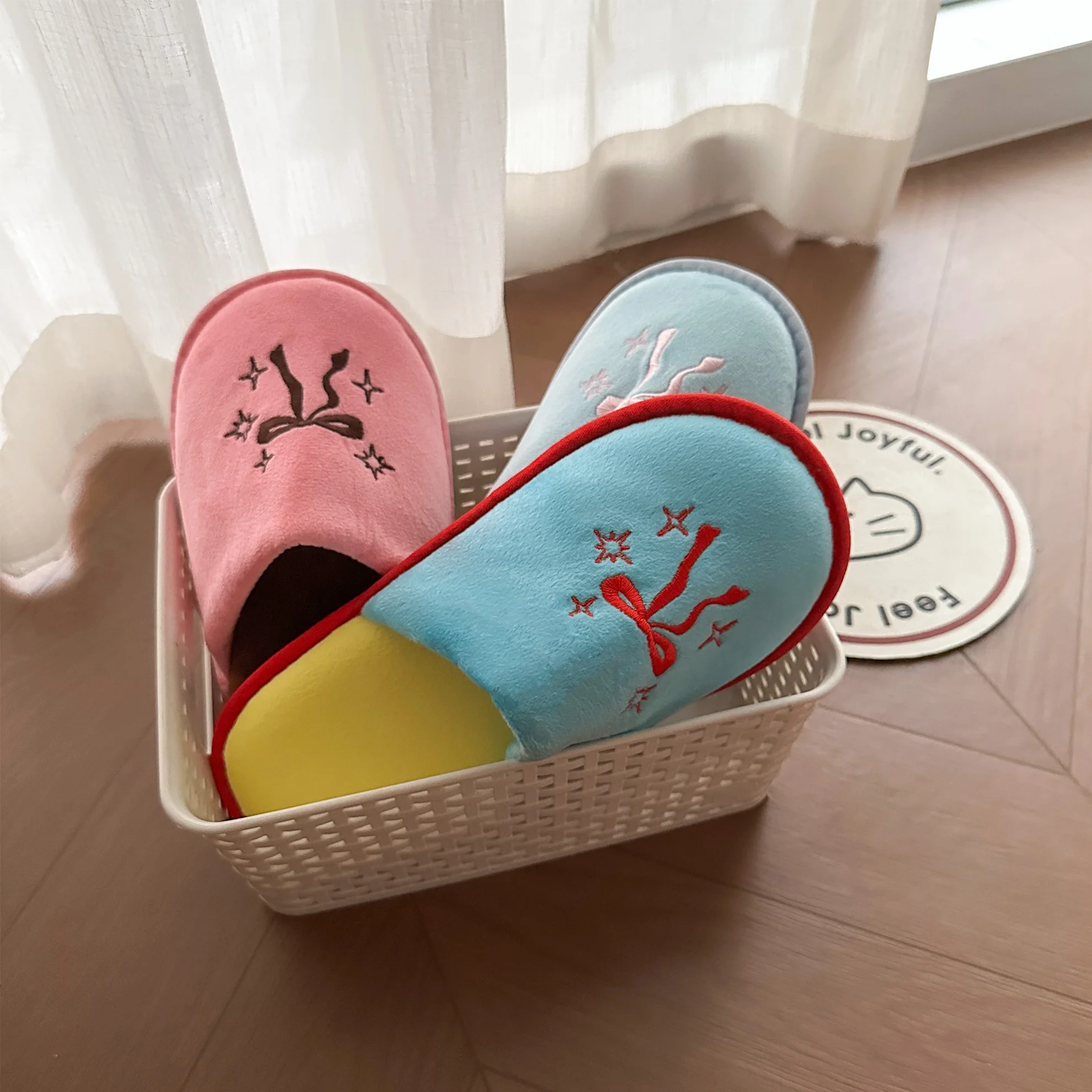 شباشب منزلية مطرزة بفيونكة فاخرة، خفيفة الوزن ومريحة للمنزل في الأماكن المغلقة، سهلة الارتداء، للاسترخاء لأفراد الأسرة