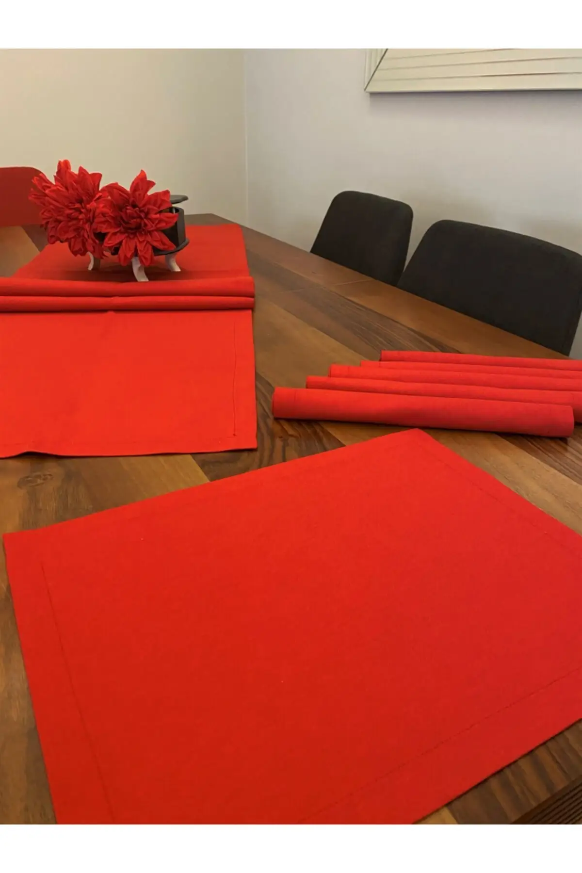 Red Runner And 6 Pieces Red Placemat Table Cloth. Kitchen and Dining Room, Plates, Table Decor