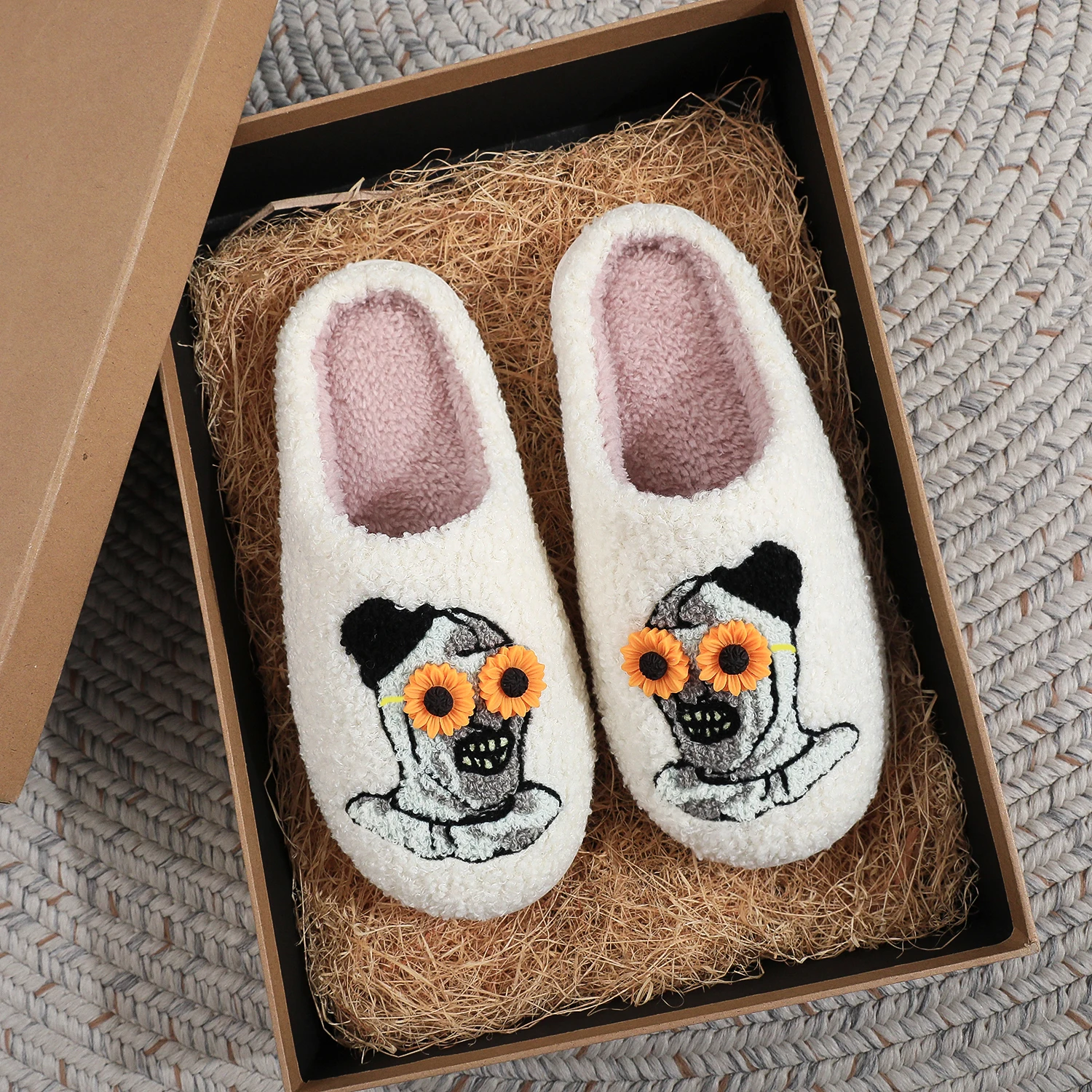 A Pair of White Halloween Horror Clown Skull Pattern Embroider Plush Home Thick-Soled Comfortable Fur Slippers Personalized Warm Non-Slip Indoor Slippers Autumn and Winter Gifts for Men and Women Can Wear