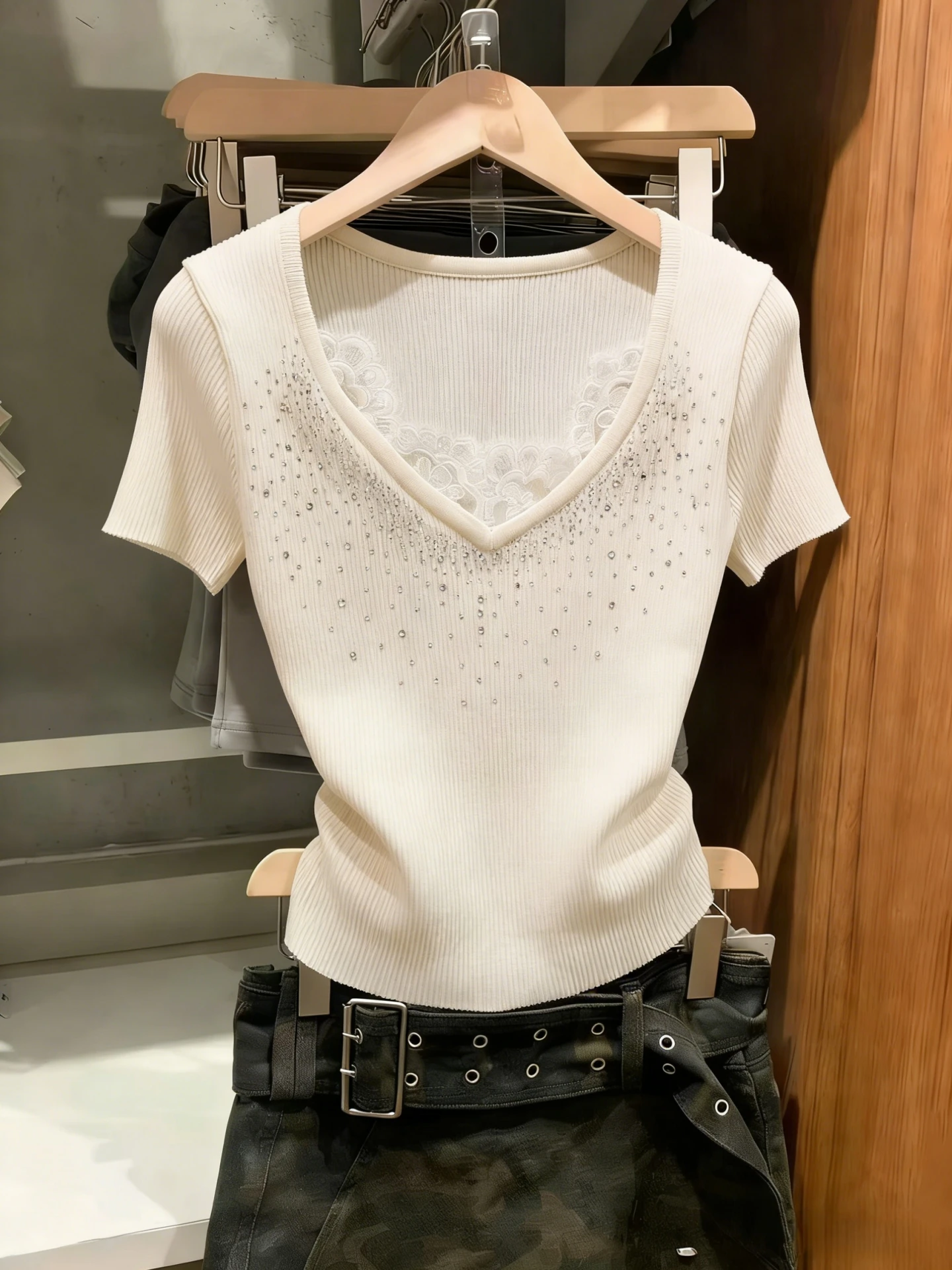 

Summer New Design Slim Fit Women's Knitted Top V-Neck Lace Short Sleeve Sparkling Sequin French Style Soft Polyester Fiber