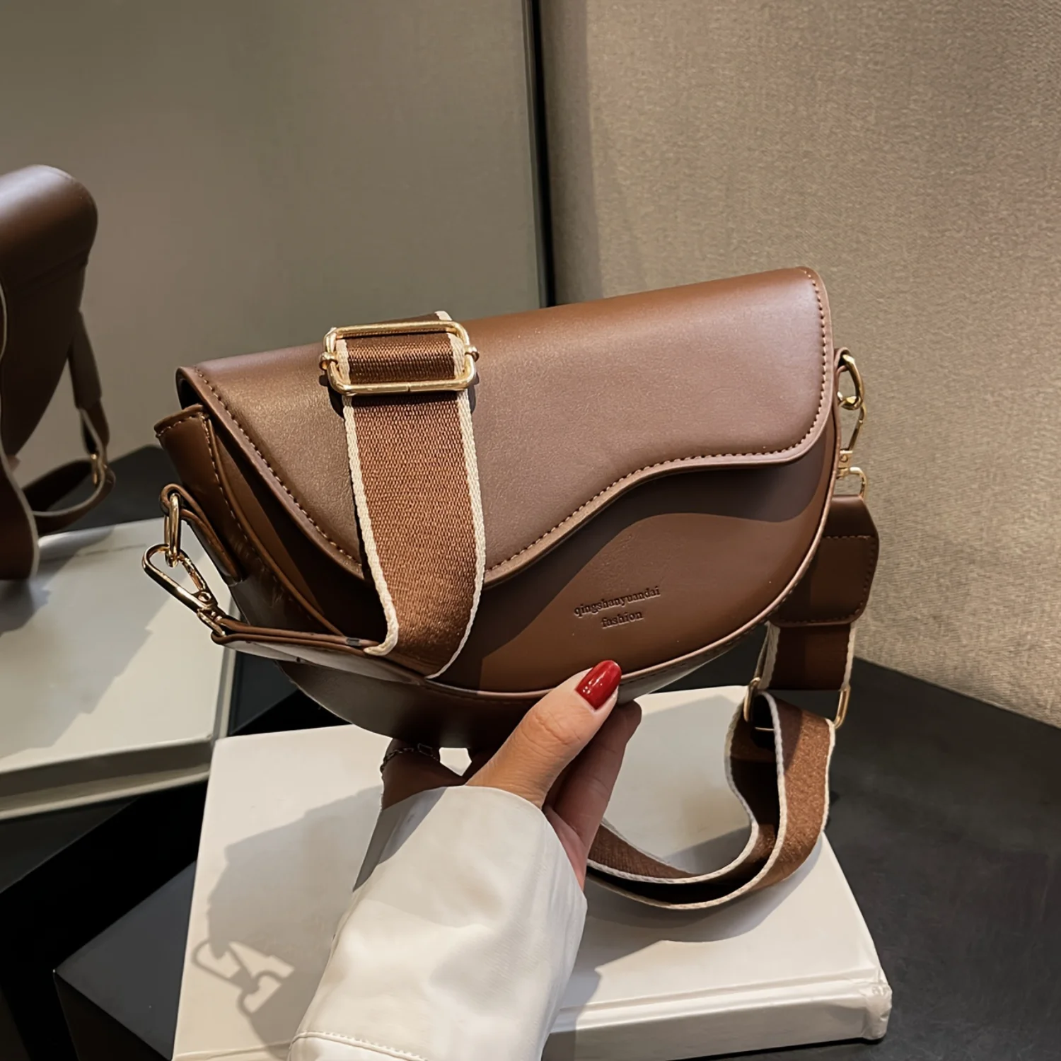 

Stylish Solid Color Retro Crossbody Bag with Wide Fashion Strap for Women, Trendy Shoulder Purse for Antique Look and Modern Cha