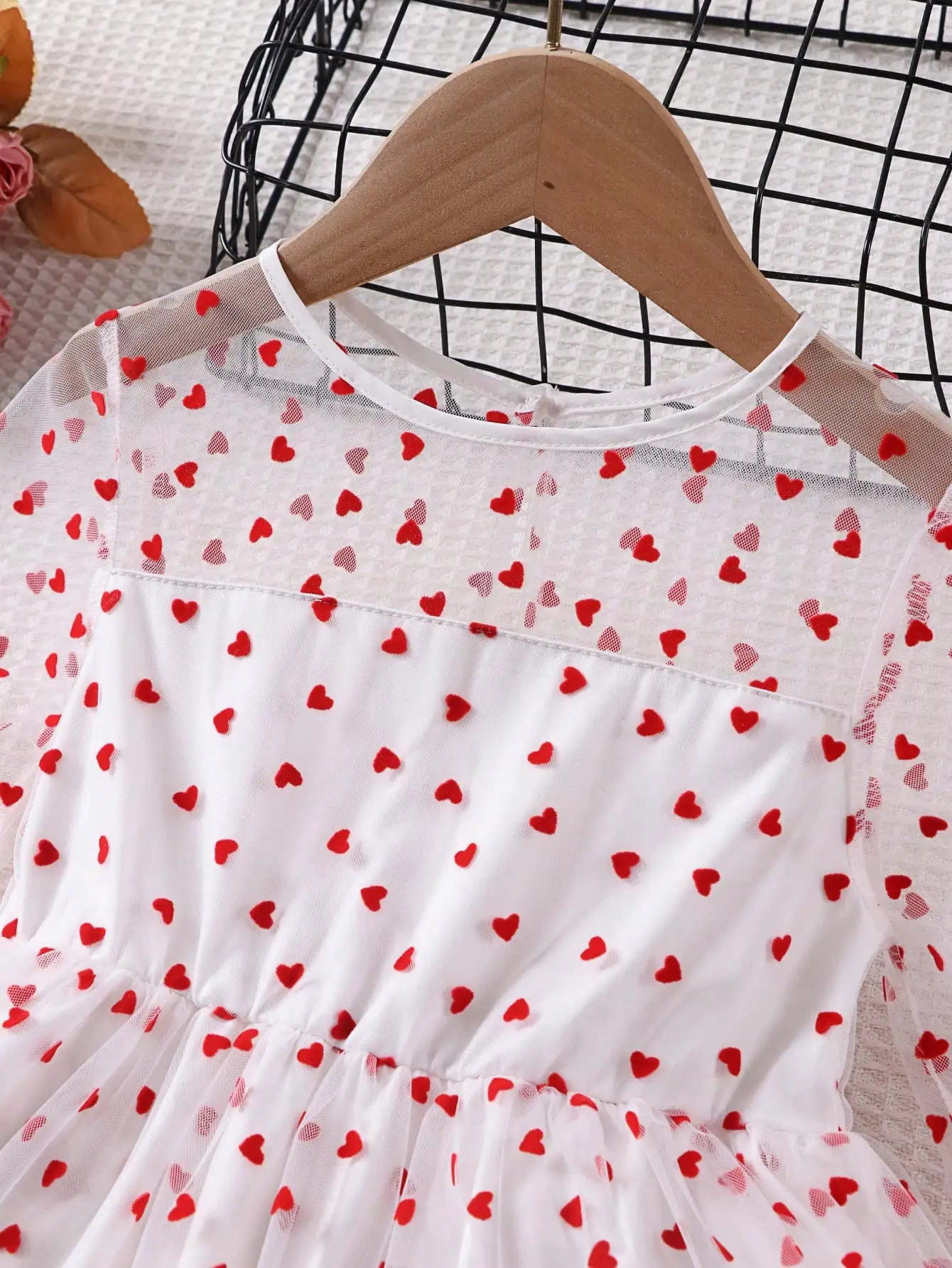 Lässiges, elegantes und bequemes zweilagiges langärmeliges Faltenrockkleid für Kinder mit Trompetenmuster. – Detail 5