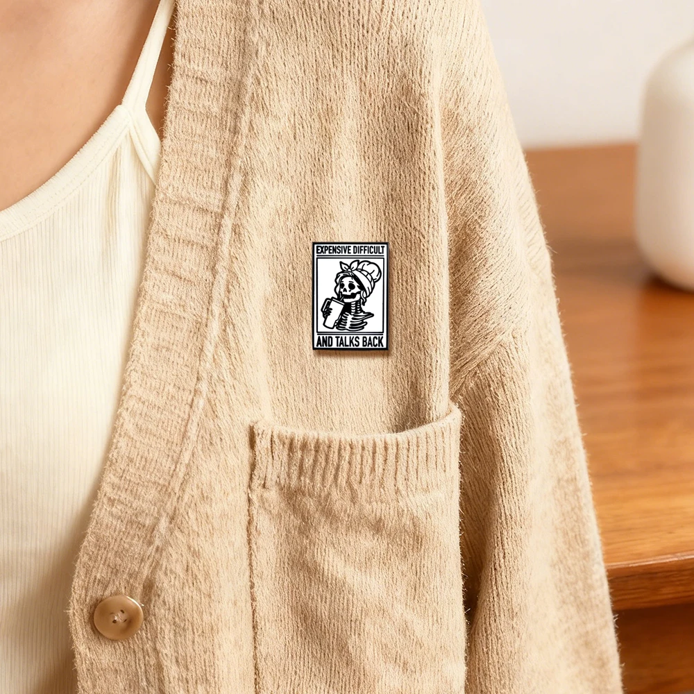Teure, schwierige und spöttische Brosche, lustiges Getränk, Totenkopf, Mrs. Lapel Pin, spitzenharte Worte, schwarz-weißes Abzeichen, modisches Kragen-Accessoire – Detail 7