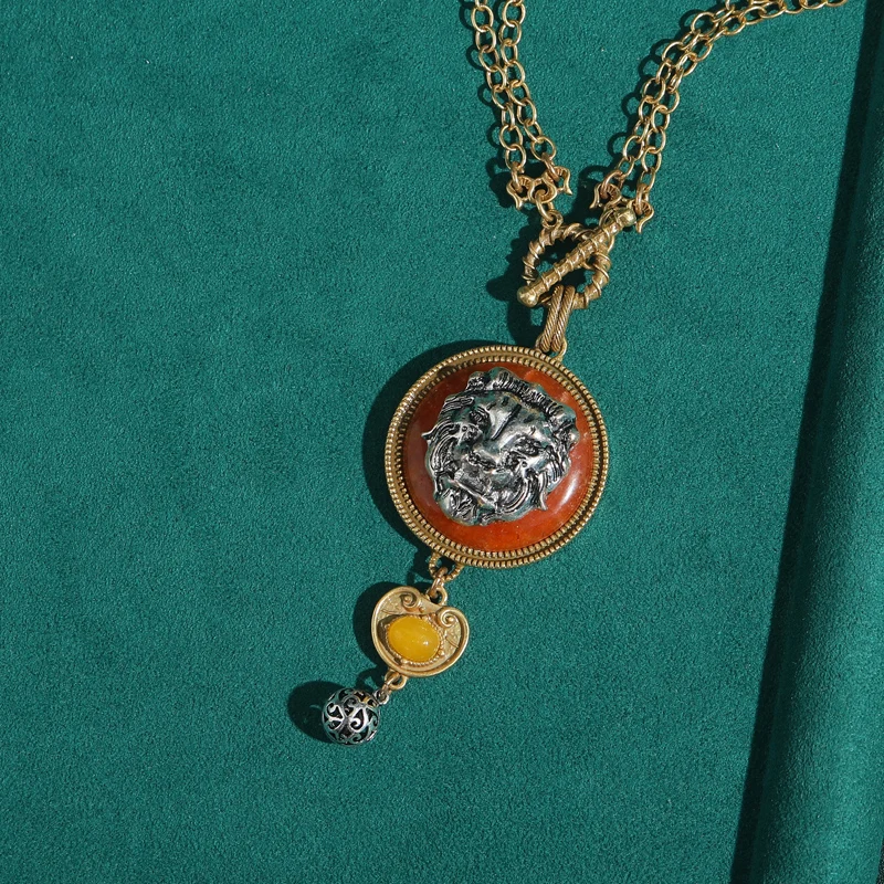 خمر الحجر الطبيعي القرص الأسد رئيس قلادة وقلادة للمرأة الفاخرة عالية الجودة العصرية مجوهرات سترة سلسلة جديد 2025