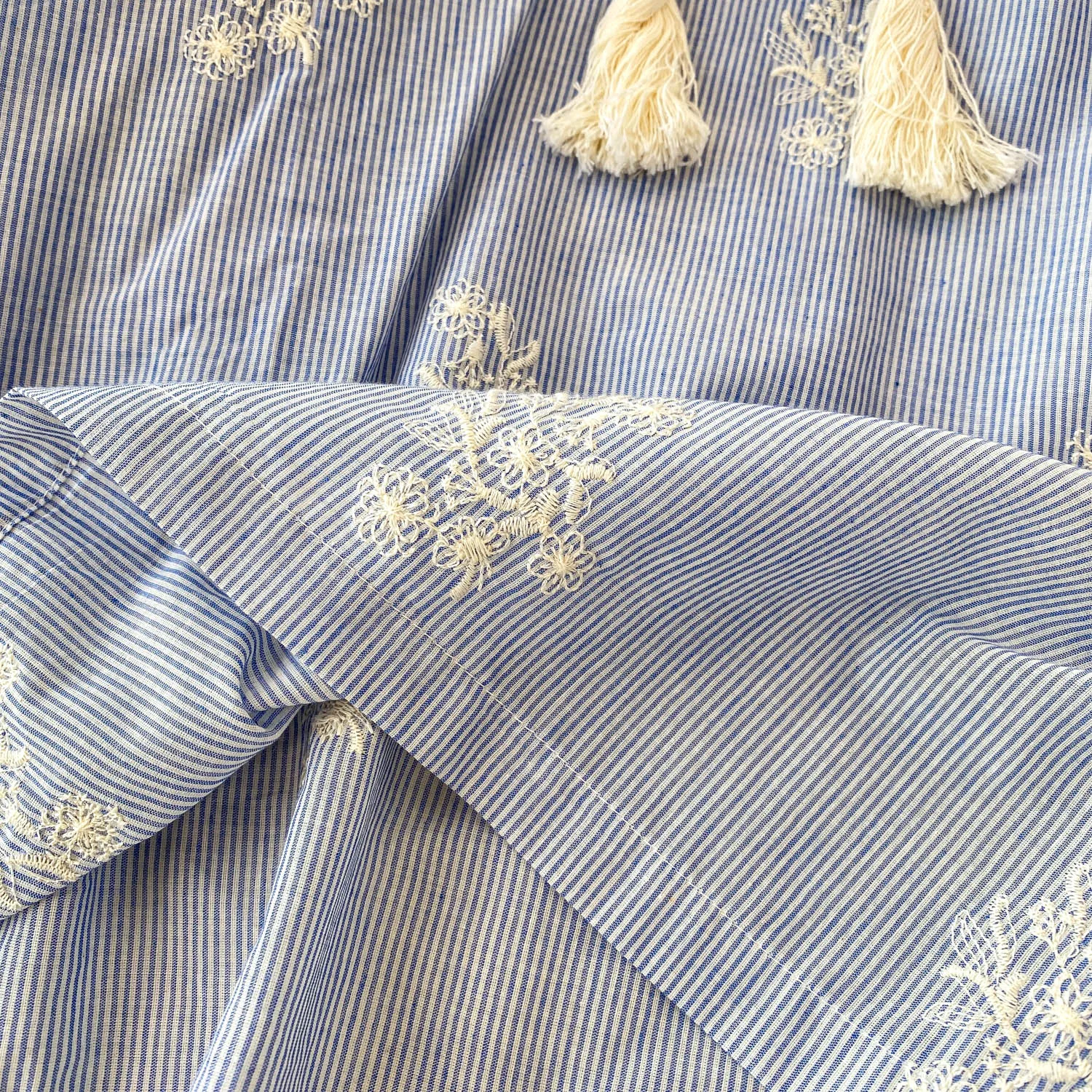 Niebieskie bluzki damskie w paski z haftem, nowa jesienna moda, dekolt w serek, sznurowane, luźne koszule chroniące przed słońcem, damskie bluzki do pracy.