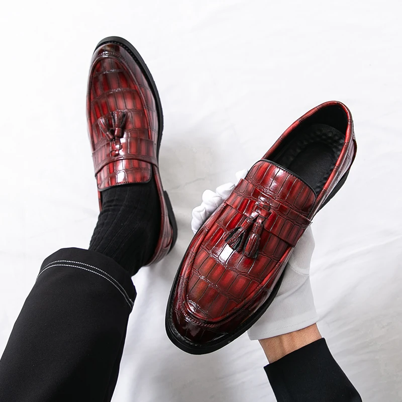 

Новые повседневные мужские кожаные туфли в минималистском стиле для джентльменов, вечерние и офисные размеры 38–46, модные лоферы с кисточками, черные и хит продаж