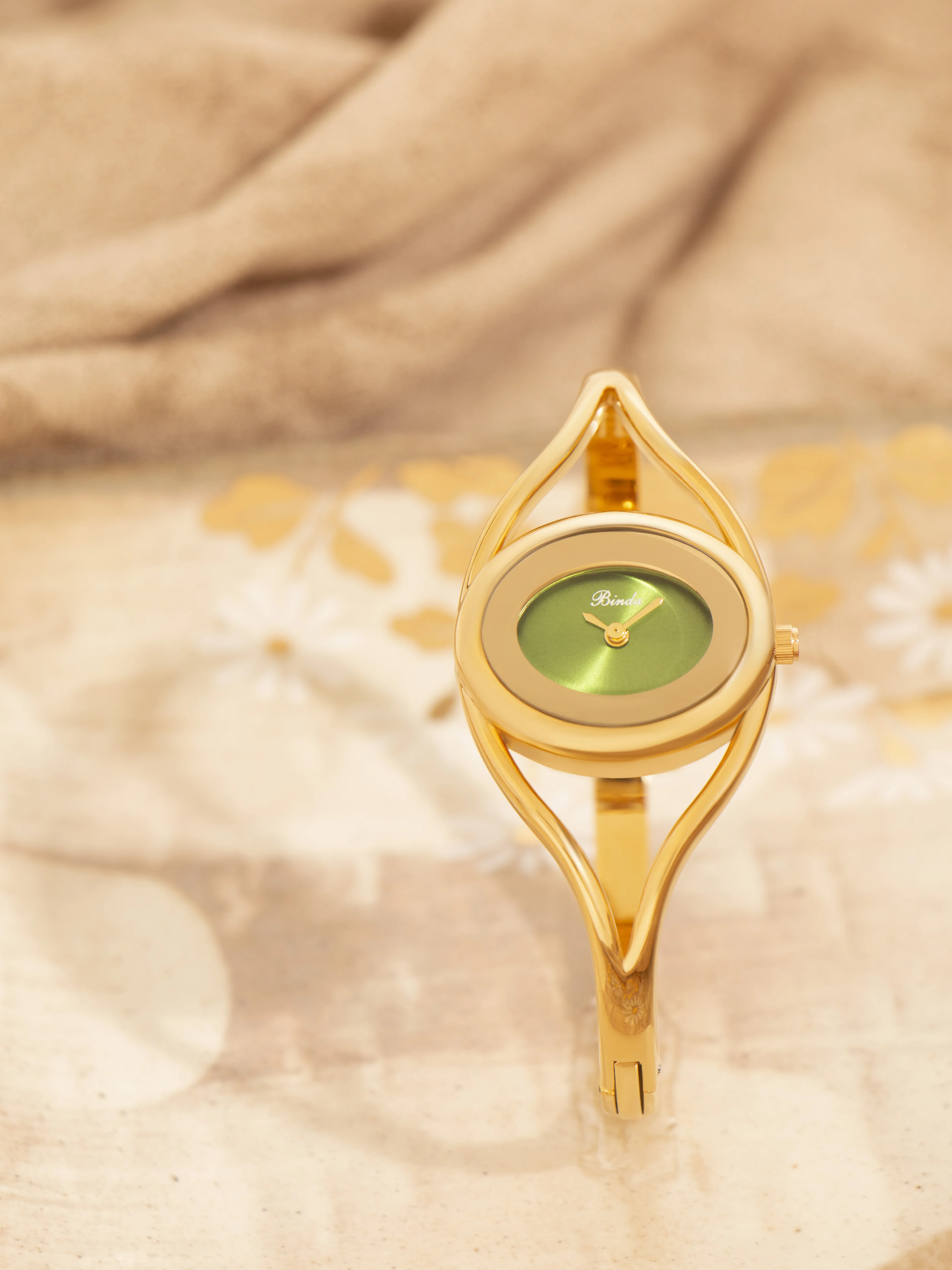 ساعة كوارتز نسائية من Binda 2025 بسوار فضي، أنيقة ومتعددة الاستخدامات، مثالية للارتداء اليومي أو الحفلات أو الهدايا