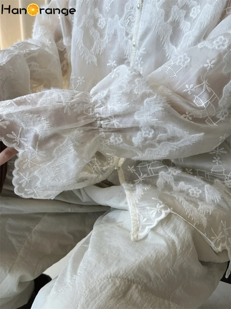 HanOrange 2026 أوائل الربيع الخامس الرقبة منظور التطريز الدانتيل قميص المرأة ثلاثية الأبعاد زر أعلى المشمش