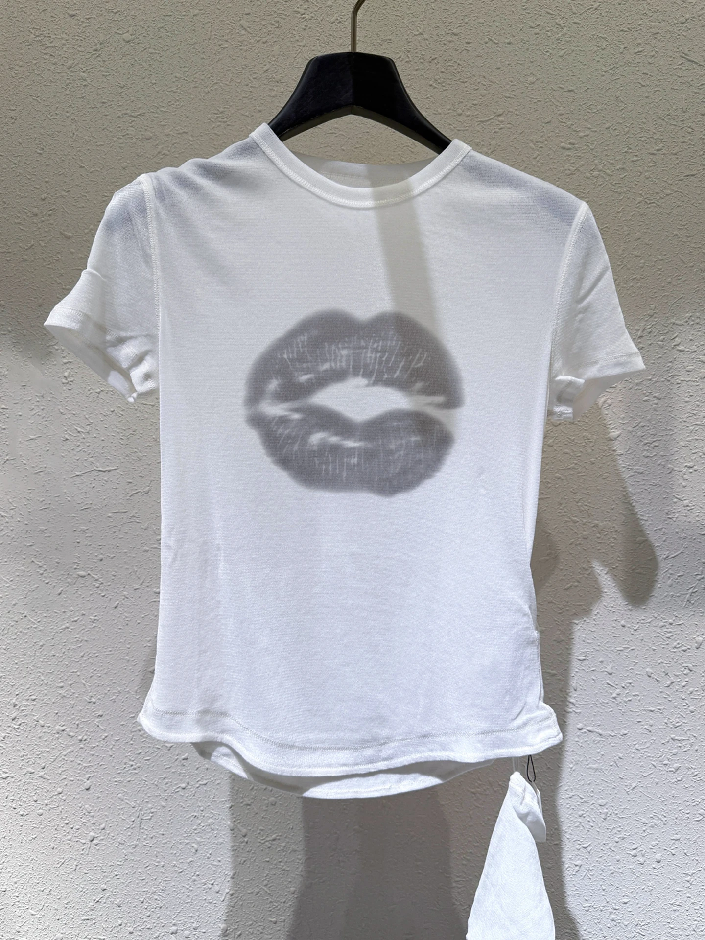 

Повседневная женская футболка с принтом губ, приталенного кроя, с коротким рукавом и круглым вырезом, дышащая, удобная, для повседневной носки.