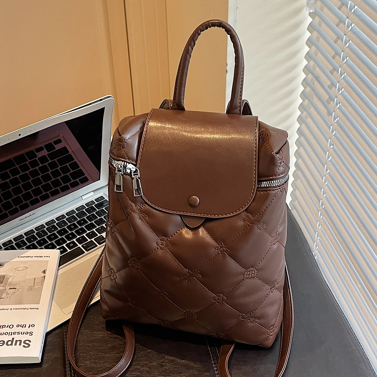 حقيبة ظهر نسائية كاجوال للركاب حقيبة كمبيوتر لوحي للنساء 2025 متعددة الاستخدامات من جلد البولي يوريثان بسعة كبيرة حقيبة ظهر للسفر للتسوق والمشي لمسافات طويلة والنزهات