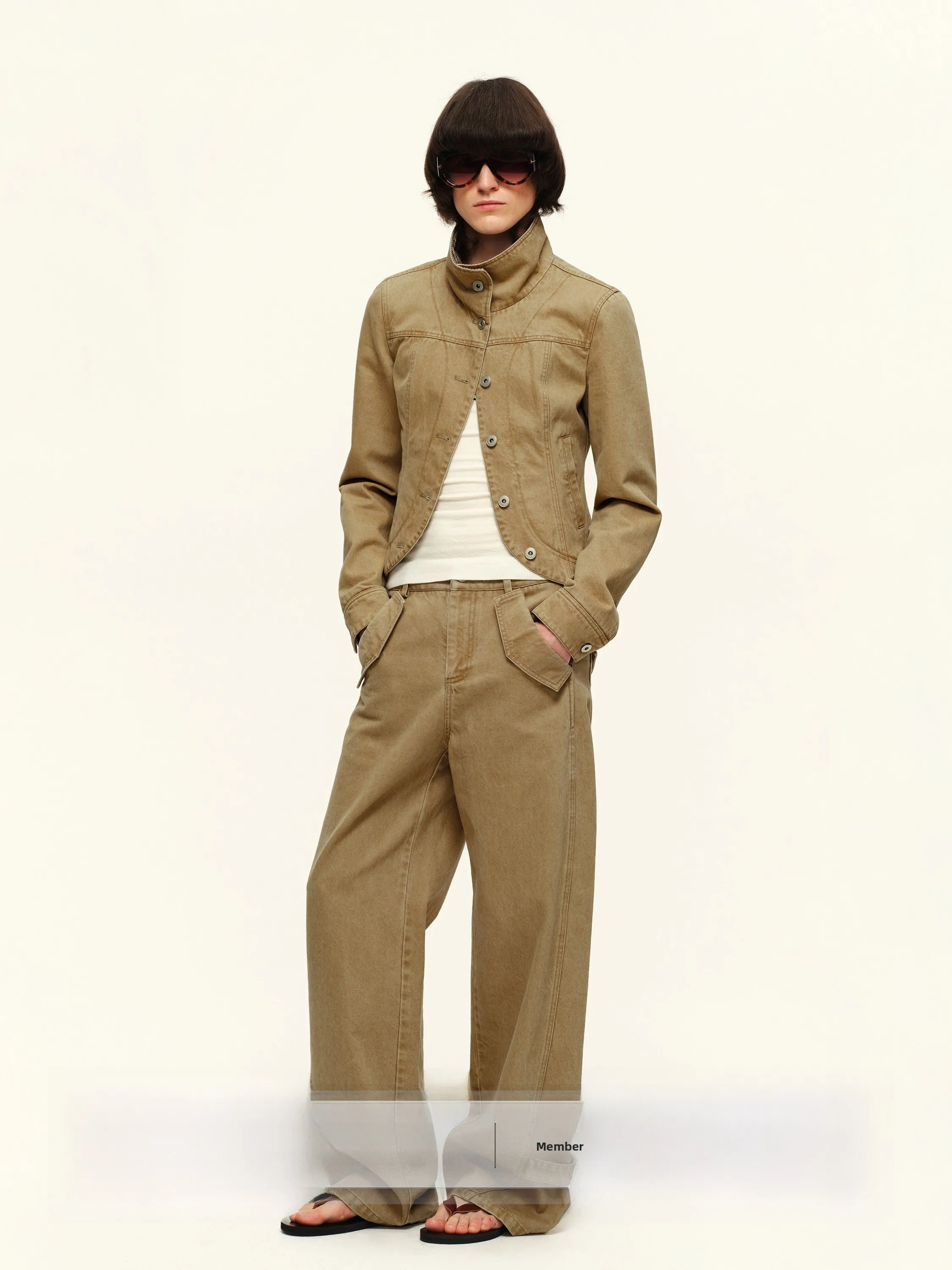 

Женский хлопковый комплект из двух предметов: прямые повседневные брюки и укороченная куртка. Весенняя модная верхняя одежда: удобная, дышащая.