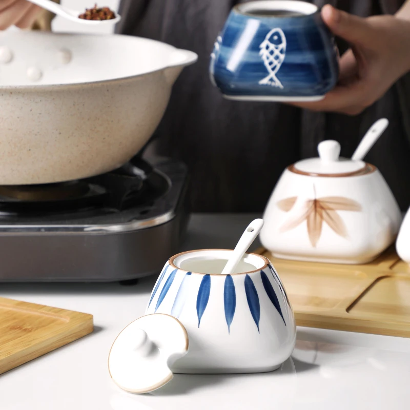 وعاء توابل من السيراميك بنمط النبات على الطراز الياباني جرة إبداعية منزلية جديدة 300 مللي مع غطاء مغرفة تحت التزجيج لون الملح شاكر