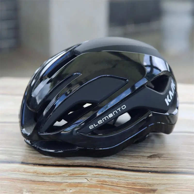 

Легкий и дышащий велосипедный шлем для взрослых с защитой из углеродного волокна.