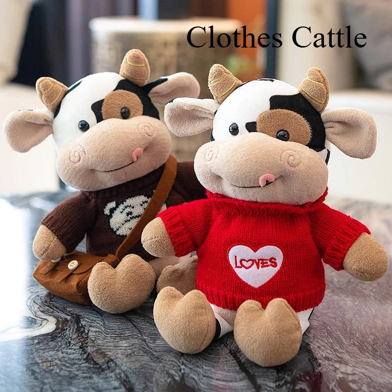 ตุ๊กตาวัวนมการ์ตูนขนาด 28 ซม. ตุ๊กตาสัตว์เลี้ยงน่ารัก วัวจำลอง ของเล่นตุ๊กตาขนนุ่ม หมอนวัวสวมเสื้อไหมพรม ของขวัญวันเกิดสำหรับเด็ก