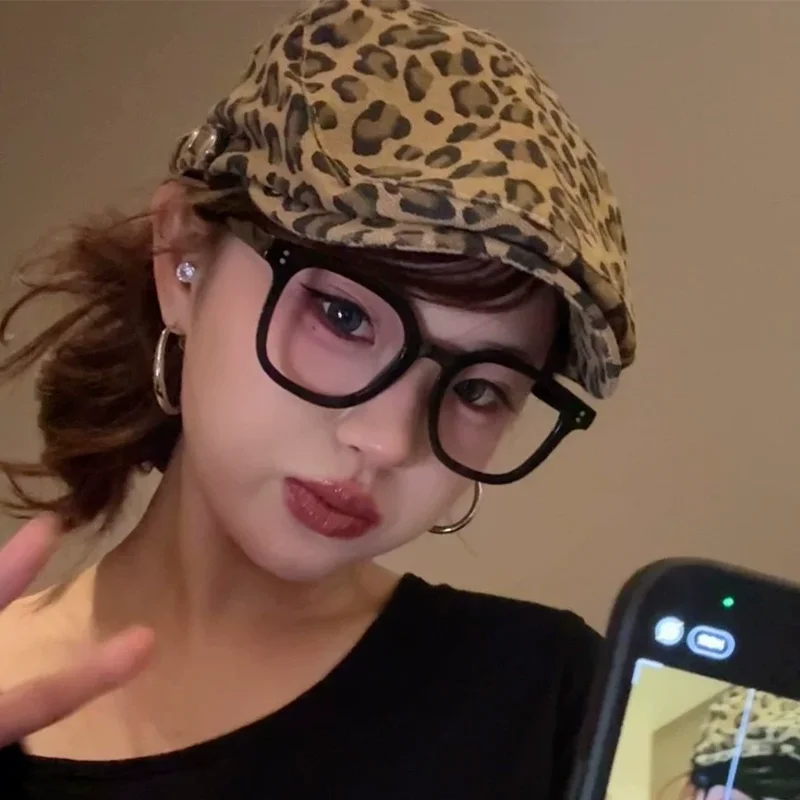 

Весенняя женская винтажная Кепка с леопардовым принтом, летняя нишевая Кепка для показа лица, маленькая шляпа с беретом и подкульптурирующим утным языком