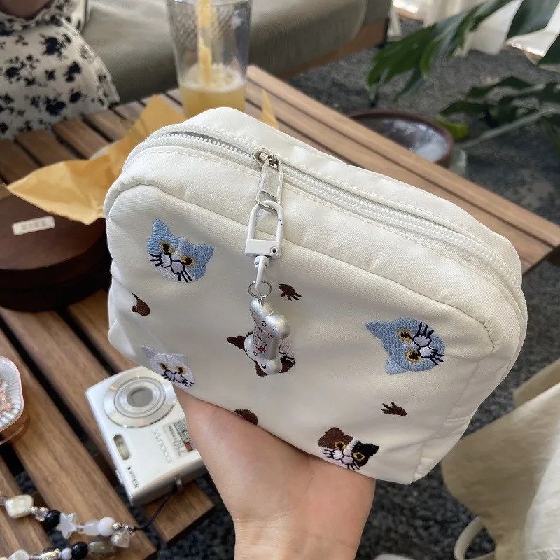

Ins Women Cosmetic Bag Cute Embroidered Cat Makeup Pouch Travel Bag Lipstick Organizer Cases Fashion Zipper Clutch Phone Purse