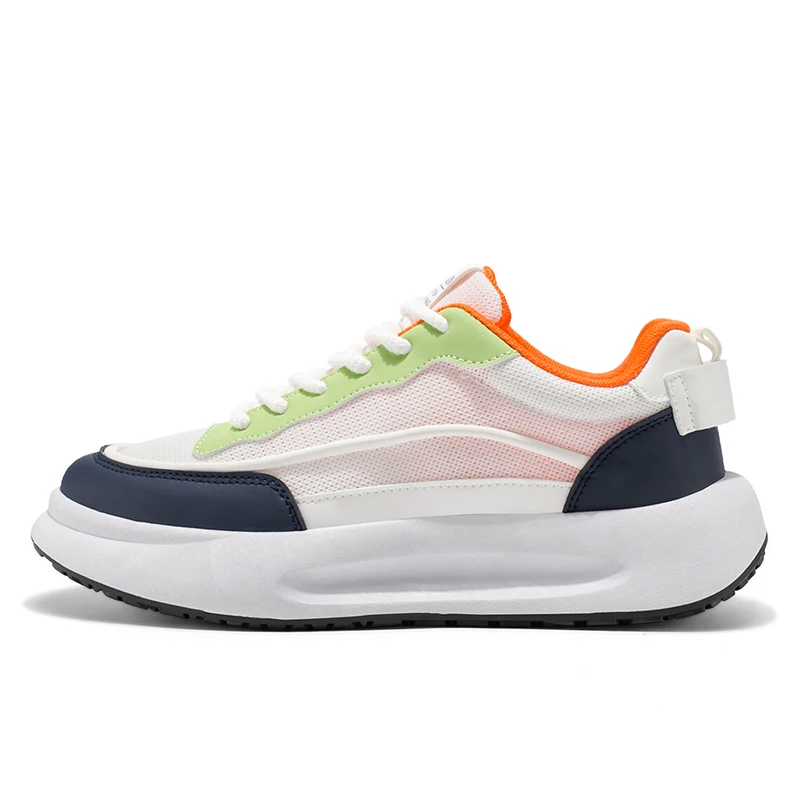 أحذية رجالية بيضاء شبكية جديدة قابلة للتنفس خفيفة الوزن ومنخفضة أعلى أحذية سميكة سوليد الارتفاع زيادة أحذية مريحة وغير رسمية