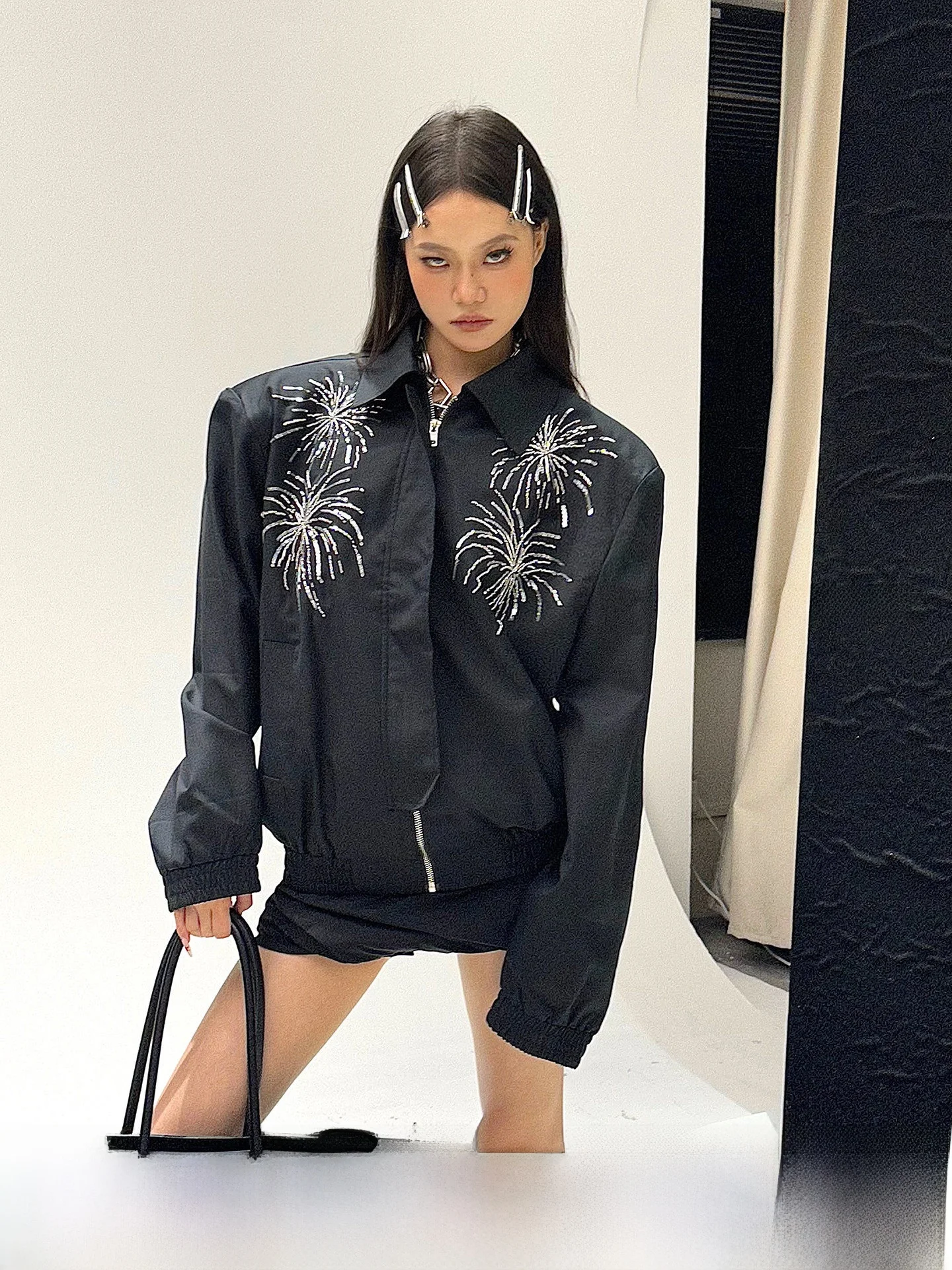 

Черная свободная куртка с длинными рукавами и отложным воротником, женская модная верхняя одежда с дизайном «Фейерверк» и бисером, длина до плеч