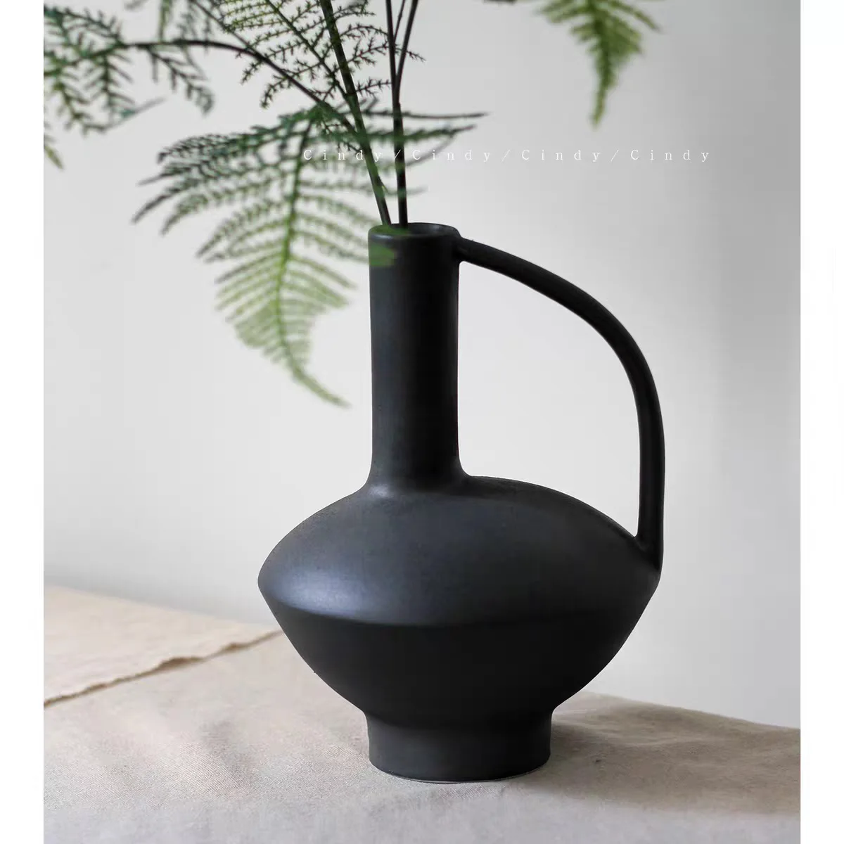 Aesthetic wabi-**** wind hand-pulled embryo rose fruit branches flower arrangement black frosted ceramic single-ear pot vase
