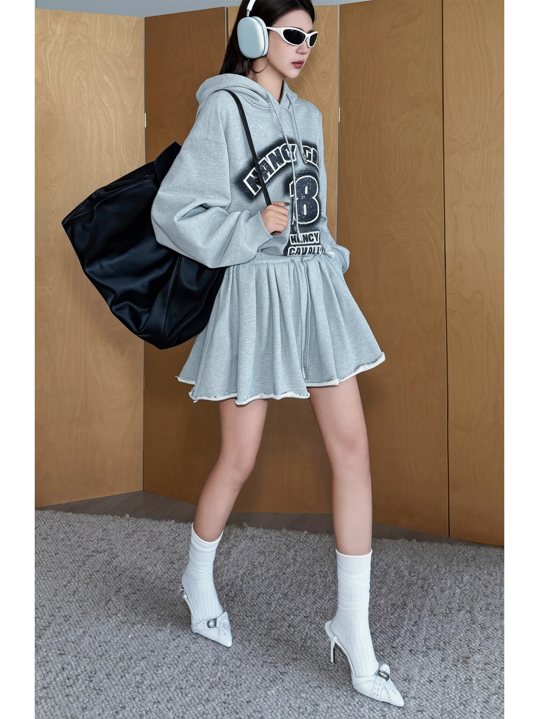 

Комплект из худи и юбки Nancy Cavally из плотного хлопка с двойной нитью, с принтом в стиле колор-блок и эффектом спрей-покраски, женская одежда.