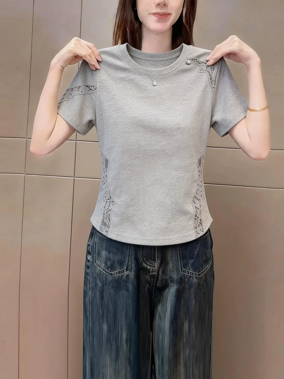 

Summer 2026 Women's Lace Splice Design Short Sleeve T-Shirt Simple Versatile Stylish Overhead Top Commute Style Straight Cut