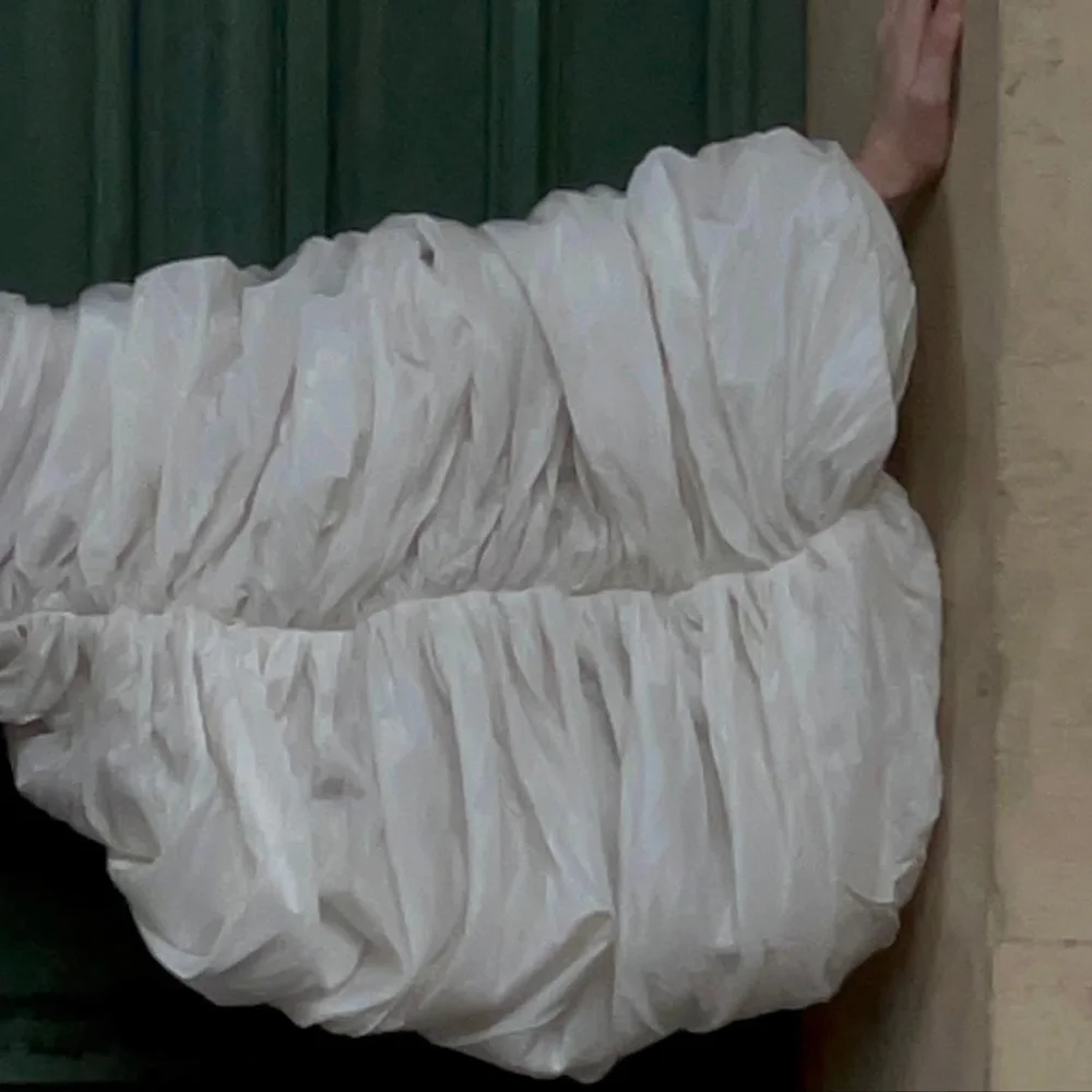 فستان LSYX مخصص أبيض عميق على شكل حرف V مكشكش بأكمام منتفخة مبالغ فيها بدون ظهر للحفلات أزياء الحدث ملابس الحفل #4