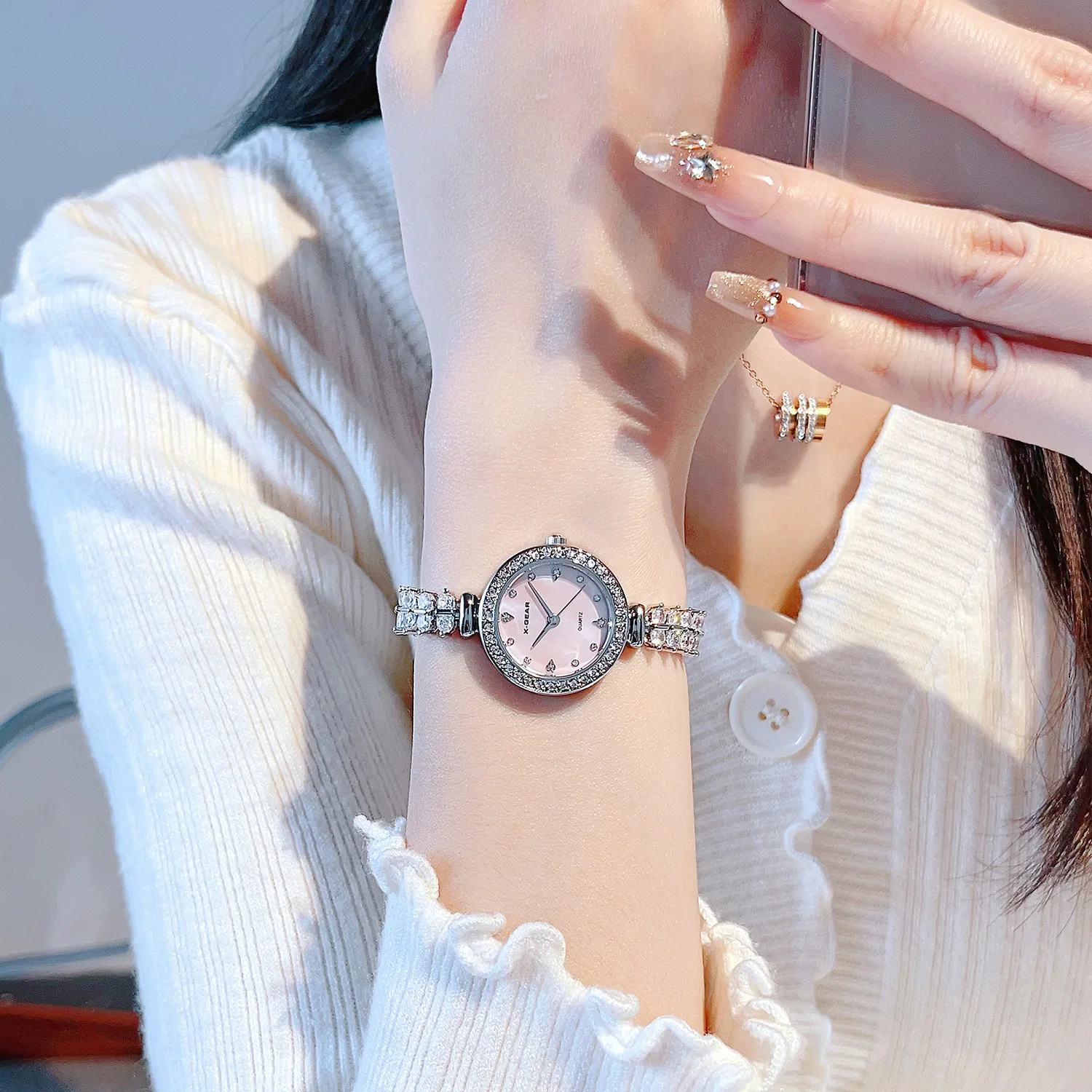 ساعة أطفال جديدة مرصعة بالألماس - ساعة كوارتز بمينا صغير مع حزام من الفولاذ المقاوم للصدأ من الزركون اللامع، ملابس يد عصرية