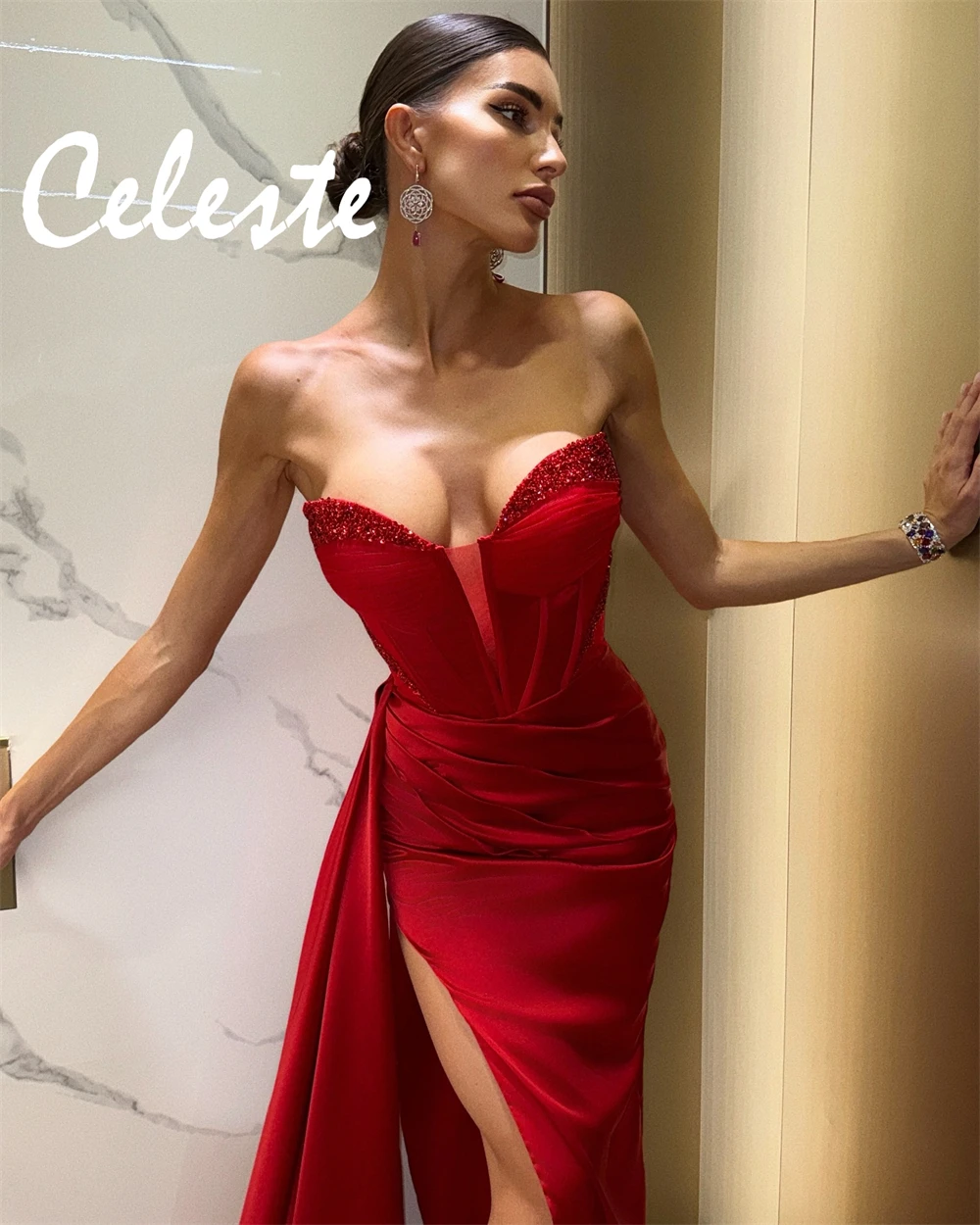 Maßgeschneiderte Temperament-Satin-Abendkleider, modische, trägerlose, ärmellose Heimkehrkleider, glitzernde Hofschleppe-Partykleider
