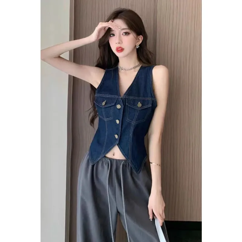 

Женский джинсовый жилет темно-синего цвета с V-образным вырезом, без рукавов, с асимметричным подолом и карманами